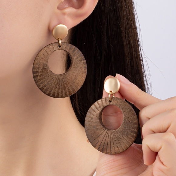 Round wood shape drop earrings - Picture 2 of 3